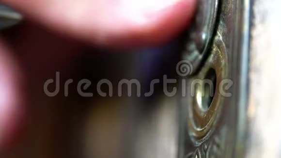 钥匙插入木门上的一个钥匙孔用手转动视频的预览图