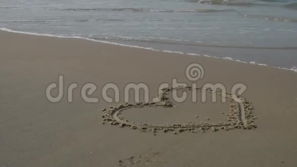 在海滩上画了颗心4K视频的预览图