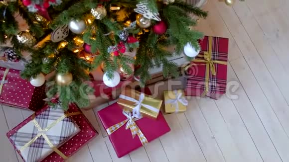 圣诞树下的礼物及礼品冬季假日概念视频的预览图