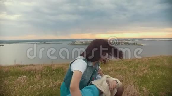 那个女孩带着儿子在田野上盘旋这是一个夏天视频的预览图