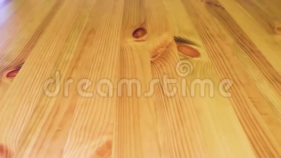 木桌表面泛光视频的预览图