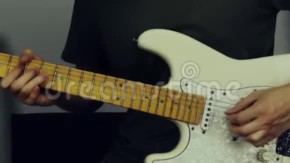 弹电吉他的人录像短片视频的预览图