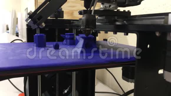 3D印花机在工业车间打印物体ALT视频的预览图