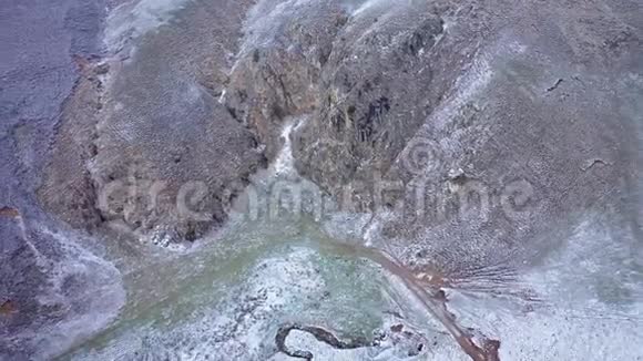 白雪覆盖了石灰石山和水流空中4k无人机视野视频的预览图
