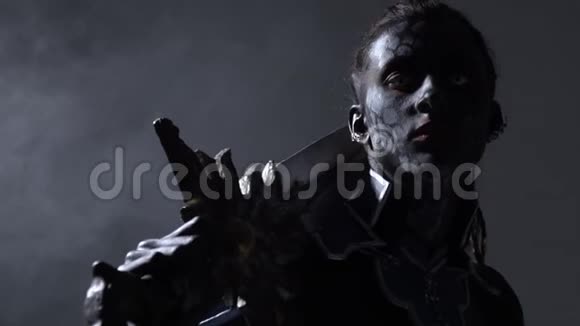 慢镜头拍摄带剑的黑暗幻想姿势视频的预览图