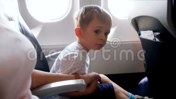 小男孩在飞机起飞时紧张害怕的4k镜头视频的预览图