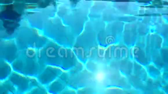 在阳光明媚的夏日背景下在游泳池的水下视频的预览图
