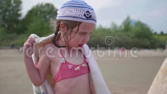 海滩上的一个女孩洗澡后用毛巾擦拭身体暑假海边休息视频的预览图
