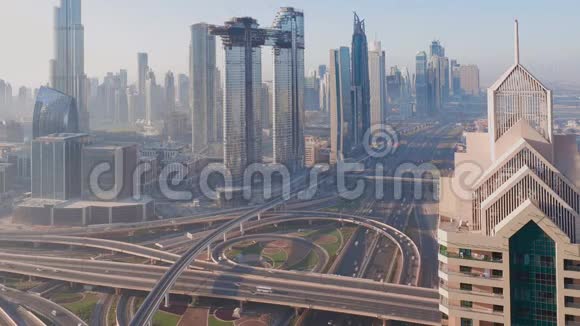 迪拜市中心的天际线最高的摩天大楼和早上最繁忙的公路交叉口交通视频的预览图