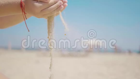 当时间从你的手指间溜走抱着沙海背景的小女孩手里拿着沙子概念视频的预览图