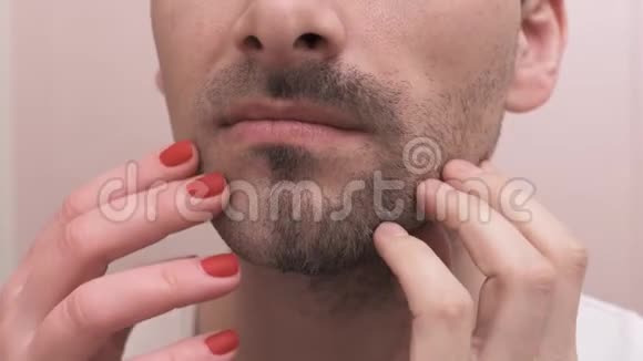 男性和女性的手在剃须后触摸笑脸视频的预览图