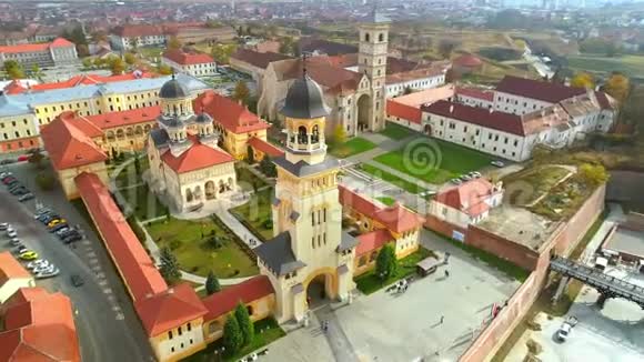 阿尔巴尤利亚市加冕东正教大教堂和罗马天主教大教堂视频的预览图