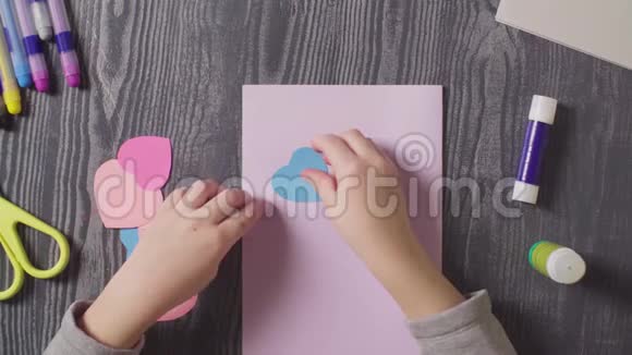 女孩的手粘着一张卡片情人节视频的预览图