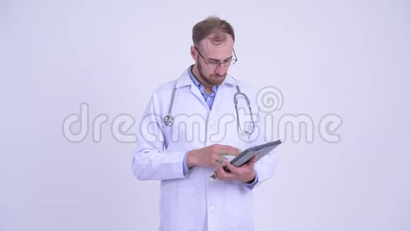 快乐的胡子男医生在用数码平板电脑思考视频的预览图