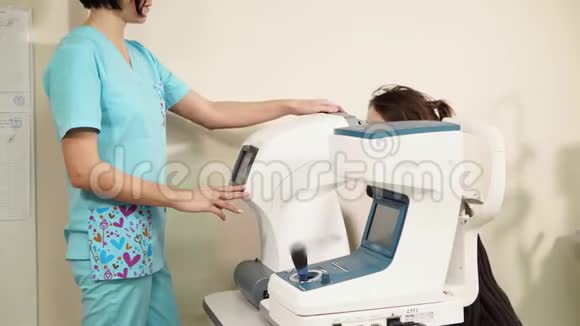 Oculist正在用现代医疗器械检查女性病人的视力视频的预览图