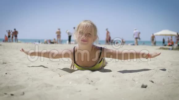 快乐的女孩在海滩上玩得很开心暑假概念视频的预览图