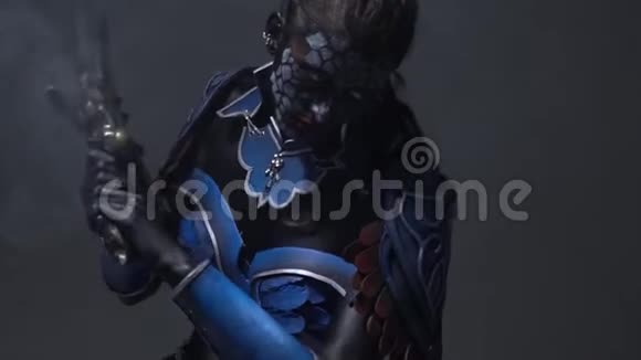 Cosplay一个身穿蓝色盔甲的持剑战斗的女人视频的预览图