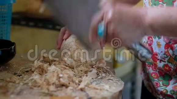 老女人用刀刮椰子视频的预览图