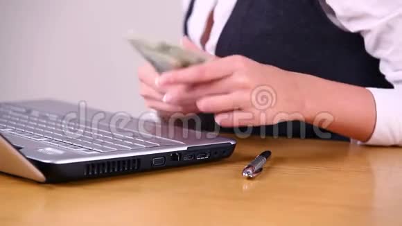 女人在数钱视频的预览图