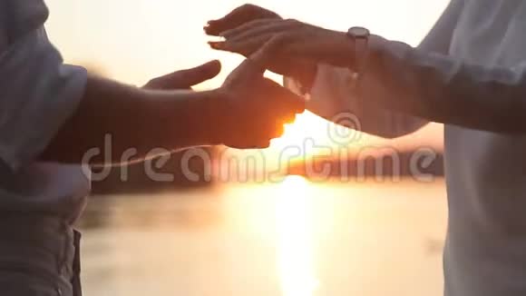 日落时分一男一女牵手视频的预览图