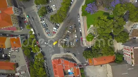 从上往下看葡萄牙里斯本的建筑物和城市视频的预览图