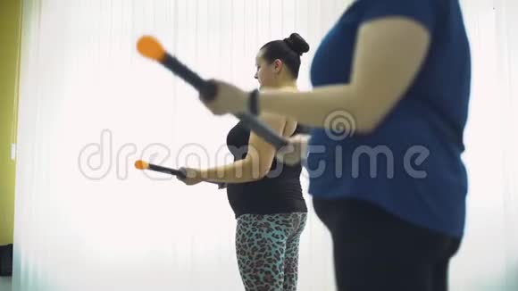 超重女性杠铃健身运动视频的预览图