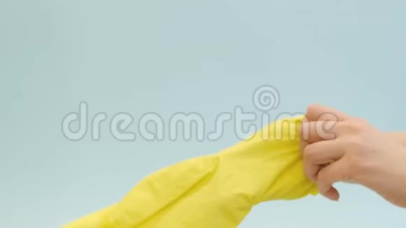 人家务和家务观念女人在家里戴上橡胶手套做家务皮肤安全视频的预览图