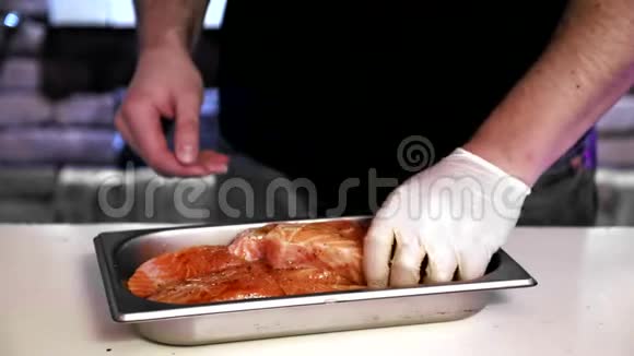 煮水浇红鱼香辛料和油准备烤鱼腌制红鱼视频的预览图
