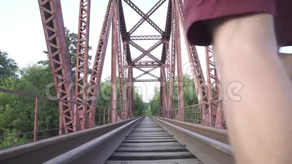 在夏天十几岁的男孩走过一座桥视频的预览图