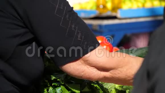 在市场上出售慢动作蔬菜的女士视频的预览图