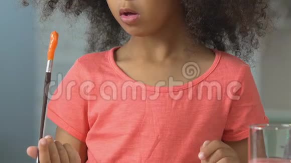 小黑女孩用五颜六色的颜料画得乱七八糟艺术孩子视频的预览图