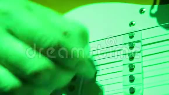 在音乐会上演奏的电吉他上男人们手视频的预览图