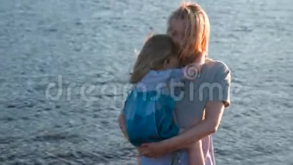 城河上的母女妈妈抱着女儿旋转视频的预览图