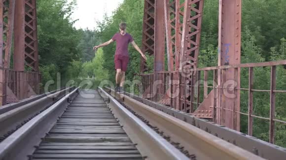 在夏天十几岁的男孩走过一座桥视频的预览图