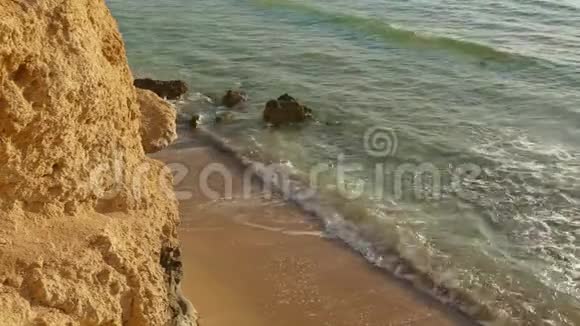 拂晓热带地区的海滩上的红海浪潮视频的预览图