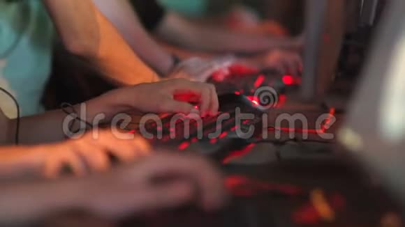 一群玩家在网上玩电子游戏双手合拢视频的预览图