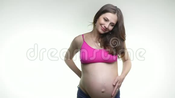 一位孕妇拿出一朵文字云放在肚子里视频的预览图