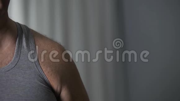女性整形外科医生在肥胖男性手臂松弛皮肤上的标记线视频的预览图