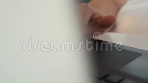 特写女性手在键盘上使用触摸板商业和网上购物视频的预览图