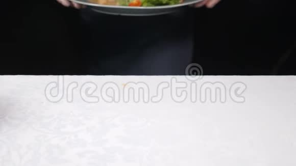 餐厅食物烹饪和服务厨师戴手套拿着扇贝和新鲜的生菜和高清高清视频的预览图