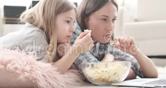 妈妈一边看电影一边吃爆米花视频的预览图