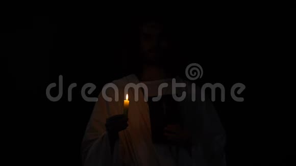 拿着蜡烛的荆棘冠中的圣斗士和圣经对上帝的基督教信仰视频的预览图