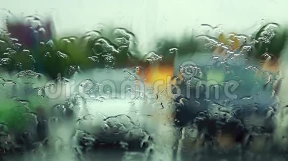 雨滴在玻璃上视频的预览图