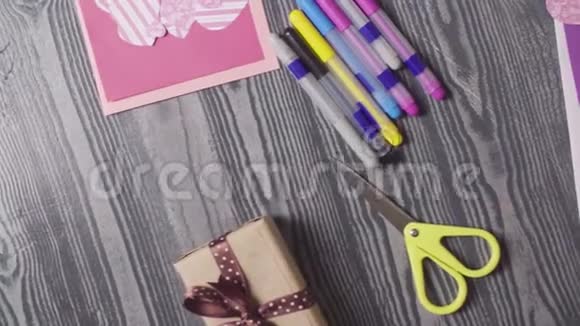 女孩的手粘着一张卡片情人节视频的预览图