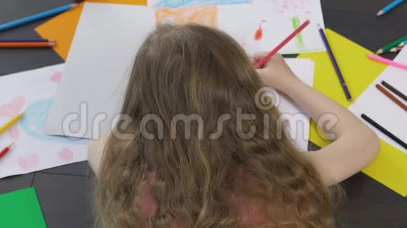 小女孩在房间里用彩色铅笔画画艺术发展视频的预览图