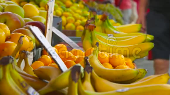 水果市场香蕉橘子橘子苹果视频的预览图