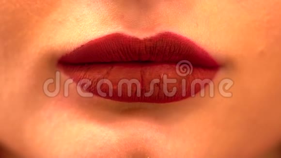 女人咬着她的下唇极度亲密视频的预览图