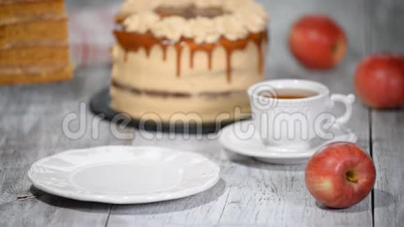焦糖苹果蛋糕的切片与香料肉桂干苹果奶油焦糖在秋季风格视频的预览图