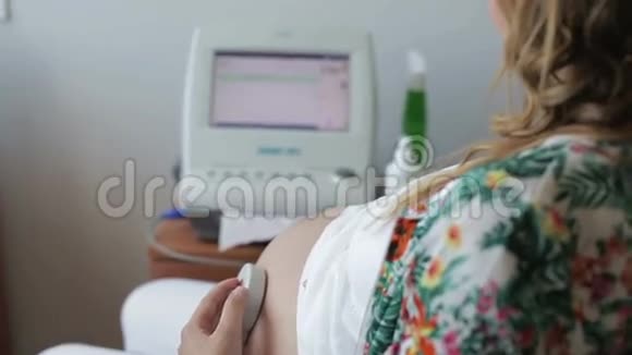 孕妇调查视频的预览图