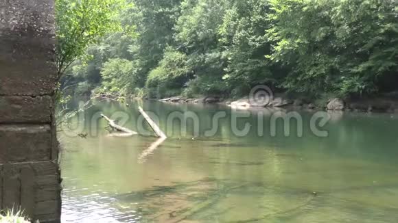 佐治亚州塞特尔斯桥公园一个放大查塔霍切河和下面的树木视频的预览图